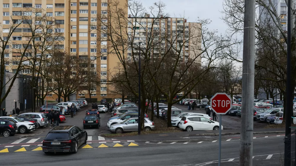 I&scaron;čejo re&scaron;itve za nočno parkirno stisko