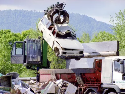 Center za ravnanje z odpadki Vrhnika, smeti odpad avto nalaganje pomična stiskalnica