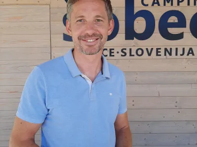 Uroš Ambrožič, direktor Kampa Šobec:&nbsp;&raquo;Letos imamo velike težave zaradi visokih temperatur, pomanjkanja dežja in posledične suše, zaradi katere ne moremo menjati vode v bajerju, saj ni pretoka, kot bi si ga želeli. Voda, ki je sicer neoporečna za kopanje, kar dokazujejo redne analize, ima letos namesto običajnih 22 kar 25 stopinj Celzija.&laquo;