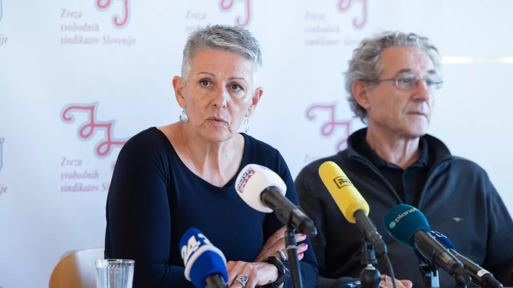 Ljubljana, Dom Sindikatov.Novinarska konferenca reprezentativnih sindikalnih central, na kateri so predstavili svoja stalisca do napovedanih vladnih ukrepov, sprejetih na zadnji seji vlade, ter izrazili nasprotovanje zaradi vedno pogostejsega ignoriranja javnosti in socialnih partnerjev pri sprejemanju odlocitev.Predsednica ZSSS Lidija Jerkic in predsednik KSJS Branimir Strukelj.