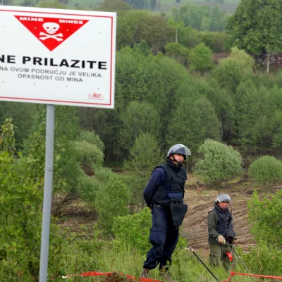 - mine - minsko polje - Karlovac 2011 - pirotehniki nadaljujejo razminiranje območja občine Josipdol - druga največja minsko onesnažena povr&scaron;ina v Karlov&scaron;ki županiji - projekt razminiranja "Plivelići-Kokani", Mednarodna ustanova - Fundacija za razminiranje in pomoč žrtvam min (ITF).  //FOTO: Luka Cjuha