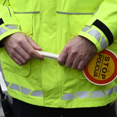 - preizkus alkoholiziranosti - alkotest, alkohol v prometu, policija, policijski lopar stop  - 06.12.2022 - policisti Postaje prometne policije Ljubljana vr&scaron;ili postopke preizkusov alkoholiziranosti voznikov v prometu na Kotnikovi ulici pred poslopjem Agencije za varnost prometa - //FOTO: Nik Erik Neubauer