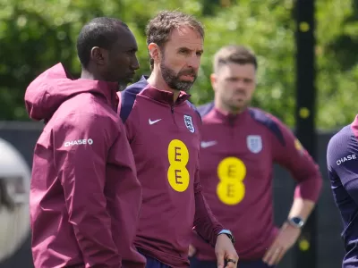 22 June 2024, Blankenhain: England manager Gareth Southgate leads a training session at the Spa & Golf Resort Weimarer Land, ahead of Sunday's UEFA&nbsp;Euro 2024 Group C&nbsp;soccer match against Slovenia. Photo: Adam Davy/PA Wire/dpa