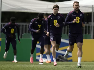 Nogometa&scaron;i Anglije (v osredju Harry Kane) se pospe&scaron;eno pripravljajo na torkovo zadnjo tekmo v skupini C proti Sloveniji.&nbsp;