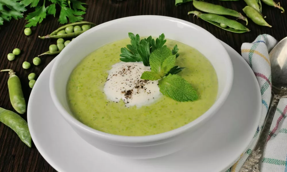 Portion cream soup with green peas with mint cream / Foto: Marynavoronova