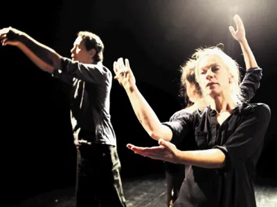 Člove&scaron;ka figura skozi ples govori o nekem skrivnostnem preostanku, ki se neubesedljivo skladi&scaron;či.