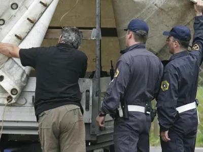 - nadzor nad prometom tovornih vozil, ki ga opravlja Specializirana enota za nadzor prometa v Upravi uniformirane policije GPU, počivaliče Lukovica v smeri proti Trojanam<br><br>/// Foto: Matej Povše<br><br>OPOMBA: SAMO ZA OBJAVO V ČASOPISU DNEVNIK