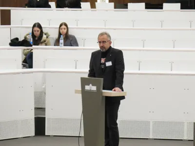 ﻿Maribor, Filozofska fakulteta Univerze v Mariboru.<br>Mednarodni znanstveni simpozij z naslovom Prelomni dogodki leta 1917.<br>Predsednik organizacijskega odbora Darko Fris.