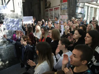 S transparenti z napisi »Nasilneže v zapor, ne v medije« in »Na nasilje se ne klika, nasilje se kaznuje« ter z glasnimi vzkliki, naj jih bo vendarle sram, so protestniki predali jasno sporočilo. 