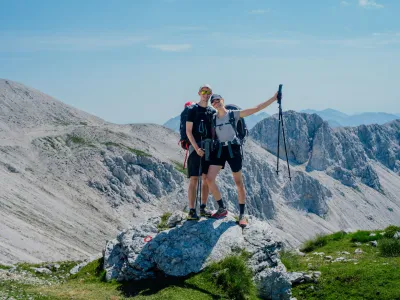 Dež ju je v mesecu dni presenetil le dvakrat, da ju varujejo angeli, pa sta sredi julija spoznala v visokogorju, ko je ob sestopu z Malega Triglava nedaleč stran od njiju strela udarila v sedemnajst pohodnikov.&nbsp;
