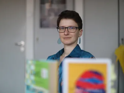 Katja Zakraj&scaron;ek je Sovretovo nagrado prejela za prevod romana Bernardine Evaristo Dekle, ženska, druga_i