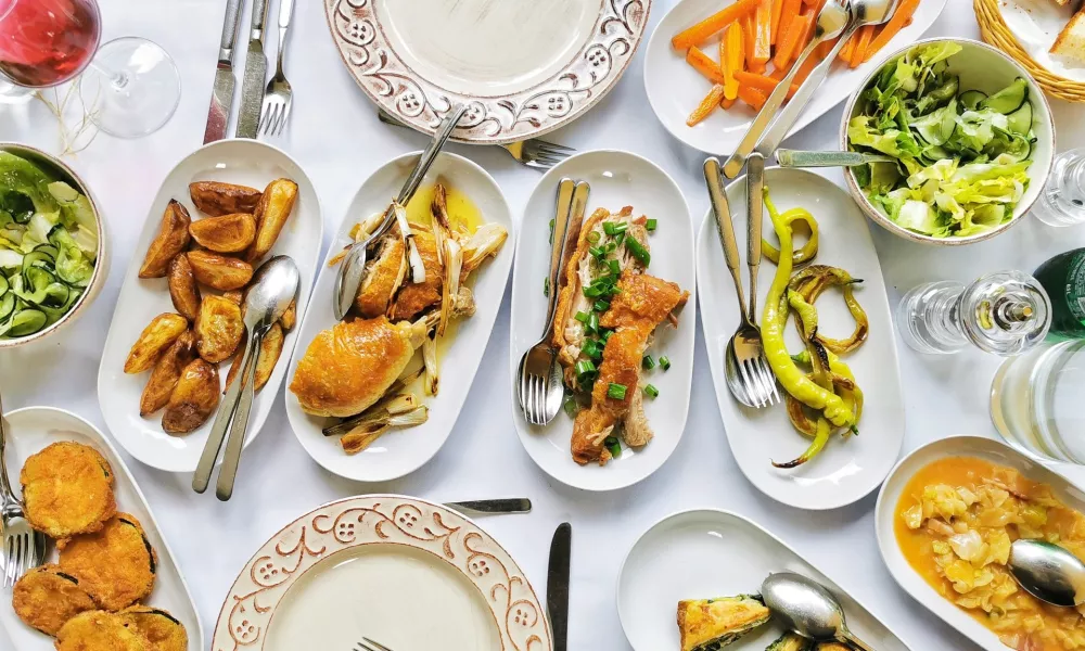 Pogled na glavne jedi s ptičje perspektive. / Foto: Miha First