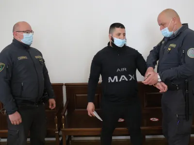 Mehmed Mahmutović v zaporu prestaja 25-letno kazen, očitno ne prav mirno. Zabodel naj bi sojetnika. Je &scaron;lo za naročen umor?&nbsp;