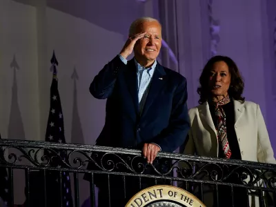 Predsednik Joe Biden je napovedal, da bo v Beli hiši samo še pol leta. Za svojo naslednico predlaga podpredsednico Kamalo Harris.

 

 