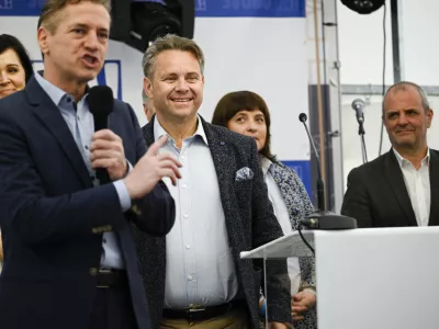 Premier Robert Golob je na novinarski konferenci po srečanju na obrambnem ministrstvu dejal, da bo Slovenija vztrajala pri enem kandidatu, Tomažu Veselu.

&nbsp;

&nbsp;

&nbsp;