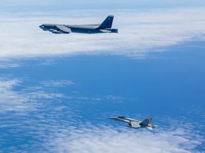 Ameriški bombnik v spremstvu finskega lovca.