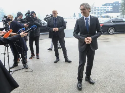 Varnostniki predsednika vlade Roberta Goloba delujejo neposredno pod generalnim sekretariatom vlade in ne v sklopu policijskega centra za varovanje in zaščito.