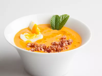 Salmorejo is an Andalusian smooth soup made with tomato, bread and olive oil. / Foto: Daviles