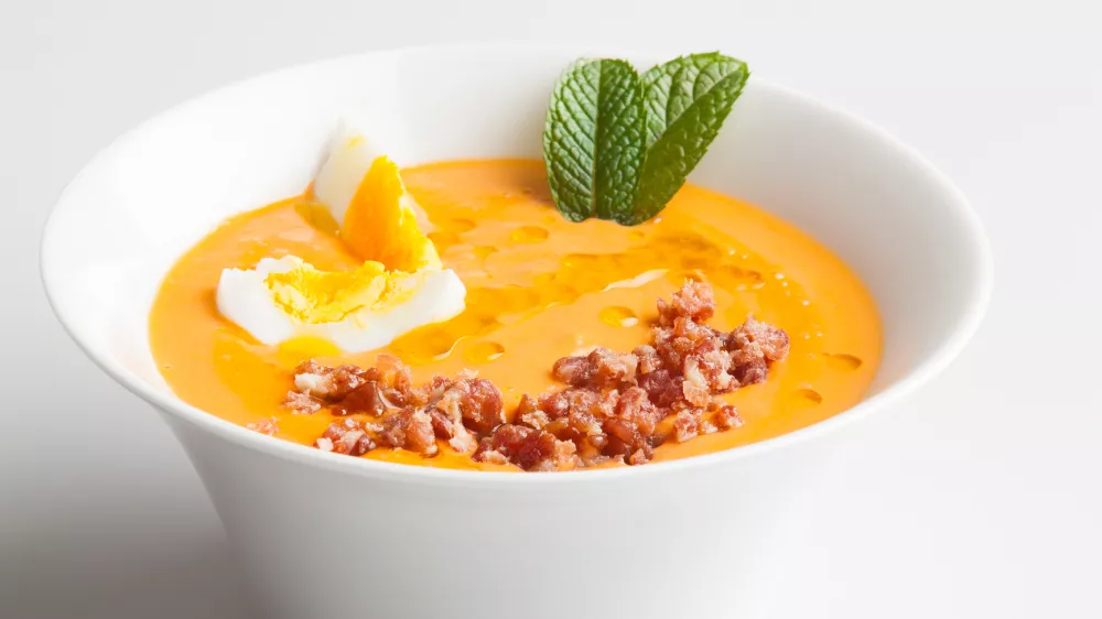 Salmorejo is an Andalusian smooth soup made with tomato, bread and olive oil. / Foto: Daviles