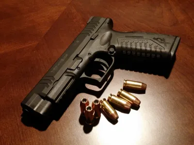 Pi&scaron;tola. simbolična fotografija.