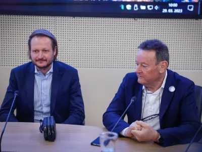 Ljubljana, vlada.<br>Zacetek pogajanj o placnem stebru zdravstva med vlado in reprezentativnimi sindikati s tega podrocja.<br>Podpredsednik Fidesa in vodja pogajalske skupine sindikata Gregor Zemljic in predsednik Fidesa Damjan Polh.