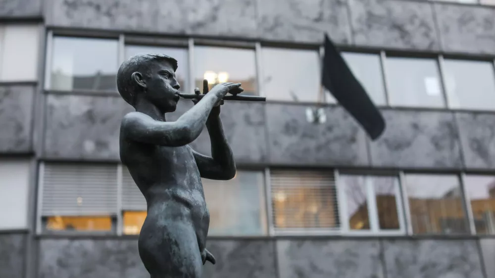 17.12.2021. - Simbolična fotografija, Deček s pi&scaron;čalijo simbol RTVSLO. RTVSLO in črna zastava.//FOTO: Bojan Velikonja