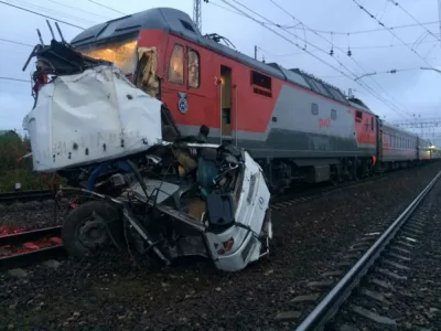 ﻿The wreckage of a passenger bus is seen after it was hit by a train at a crossing near the town of Pokrov, in Vladimir region, Russia October 6, 2017. Russian Interior Ministry/Handout via REUTERS ATTENTION EDITORS - THIS IMAGE HAS BEEN SUPPLIED BY A THIRD PARTY. NO RESALES. NO ARCHIVE.