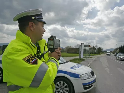- Policija - policijska akcija Hitrost - počasneje je varneje, v okviru katere bo poostrila nadzor na cestah. - radar - meritev hitrosti, kontrola - Log pri Brezovici - glavni cilj akcije je po navedbah policije zmanj&scaron;anje &scaron;tevila prometnih nesreč zaradi hitrosti.//FOTO: Luka CjuhaOPOMBA: ZA OBJAVO V ČASOPISU DNEVNIK