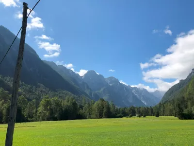 Dolina Krma je eno najbolj priljubljenih izhodi&scaron;č za vzpon na Triglav in druge vr&scaron;ace. Foto: Eva Branc