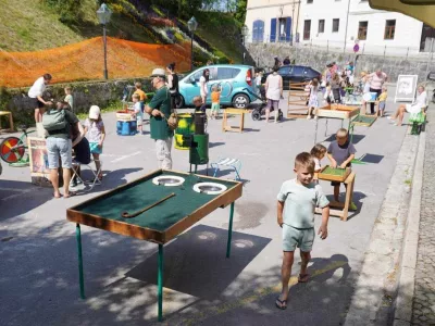 S projektom PopUpUrbanSpaces se parkirišče ob kavarni Veronika ob sobotah spremeni v igrišče. Foto: KDPM Priden možic