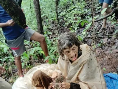 Izčrpana in skoraj do smrti sestradana ženska trdi, da jo je v gozdu na drevo priklenil mož, v divjini pa naj bi preživela 40 dni brez vode in hrane. 