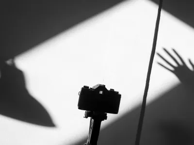 - 26.08.2015 - simbolična fotografija - sence, luč, črno-belo, roka, fotoaparat   ///FOTO: Jaka Gasar