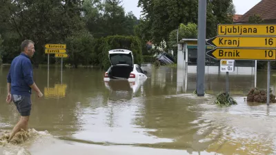 Na ministrstvu so analizo poplavnega dogodka, ki je zajel Slovenijo avgusta lani, naročili &scaron;ele več mesecev po uničujočih poplavah. Do danes ugotovitve analize javnosti &scaron;e niso bile predstavljene. Foto: Luka Cjuha Q