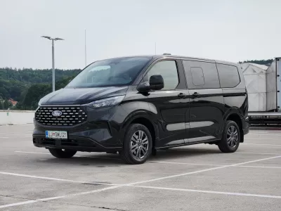 Fordov tourneo custom je sopomenka udobja in prostornosti. Dizelski motor v kombinaciji s samodejnim menjalnikom se mu dobro poda. Foto:&nbsp;Aljaž Potočnik
