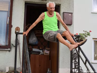 Stoletni slavljenec Franc Primožič je goste na svojem dvorišču pozdravil z vajo, ki je marsikateri najstnik ne bi mogel izvesti. Foto: Vesna Levičnik