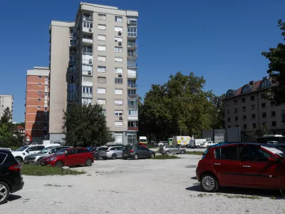 Stolpnica, ki jo družba C-Tower namerava zgraditi na mestu sedanjega parkiri&scaron;ča ob Celov&scaron;ki cesti, povzroča skrbi bližnjim sosedom. Foto: Bojan Velikonja