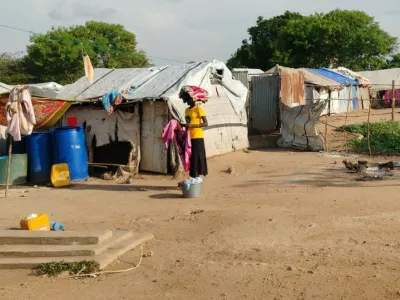 V begunskem kampu v Jubi v Južnem Sudanu, ki je zgrajen kar na pokopališču, biva več kot 1200 ljudi. / Foto: Jana Lampe