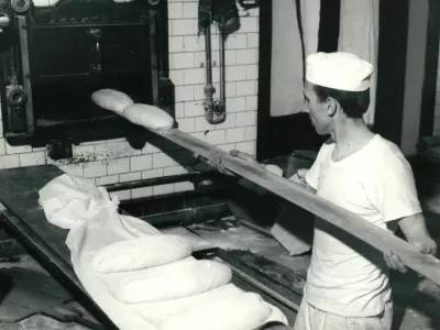 Rustjeva pekarna v 60.-ih letih: Černe Aleksander v vlogi &raquo;predpečnika&laquo; vsaja &scaron;truce v peč.