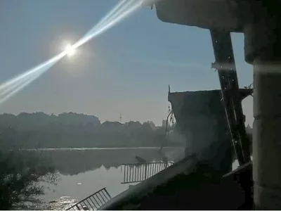 Porušeni most čez reko Sjam.