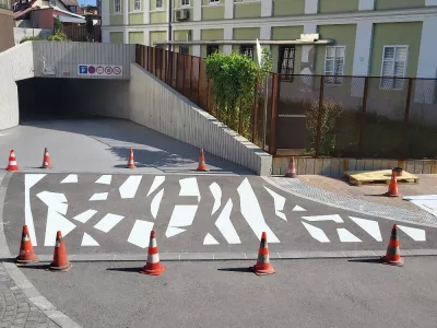 Ker so si v Centru Rog med drugim zadali poslanstvo, da čim več stvari izdelajo sami, so se lotili tudi nekoliko drugačnega prehoda za pe&scaron;ce. Na začetku njihove stavbe, če jo pe&scaron; ali s kolesom magnete po Petkov&scaron;kovem nabrežju, so po navodilih njihovega oblikovalca Nejca Praha iz kolektiva Ansambel za delom poprijeli tudi zaposleni pri Javnem podjetju Ljubljanska parkiri&scaron;ča in tržnice. Na dogovorjenem mestu so v petek navsezgodaj narisali precej drugačen prehod, ki poleg tistega pri Botaničnem vrtu na Ižanski cesti in, ki na subtilen način opominjal na pomen biotske pestrosti, prav tako odraža duh okolice.