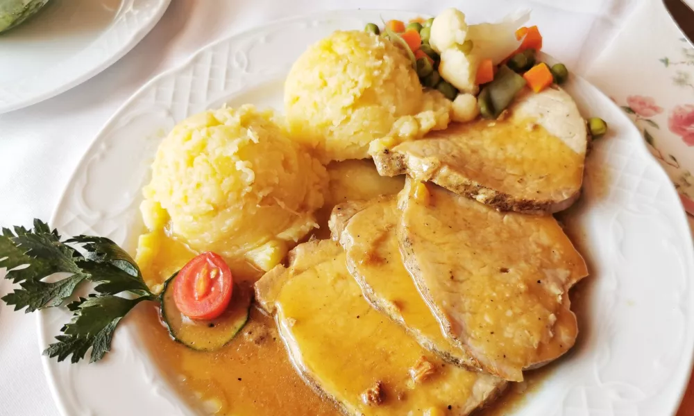 &Scaron;tirje kosi svinjske pečenke v dobri družbi / Foto: Miha First