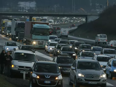 - prometni zastoj - kolone vozil na obvoznici- - prometna nesreča na ljubljanski obvoznici, za predorom Golovec v smeri proti &Scaron;tajerski, /FOTO: Bojan VelikonjaOPOMBA: ZA OBJAVO V ČASOPISU DNEVNIK//FOTO: Bojan Velikonja