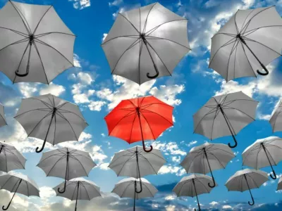 Mediji samomorov ne smejo zlorabljati za večjo gledanost ali obiskanost. Žal je tudi pri nas preveč primerov, ko ljudje delijo problematične prispevke o njih. Mladi, ženske in tisti, ki imajo stiske v duševnem zdravju, so za učinek posnemanja bolj dojemljivi, opozarja Vita Poštuvan. Učinek posnemanja pomeni, da poročanje o samomorih vpliva na povečanje njihovega števila.