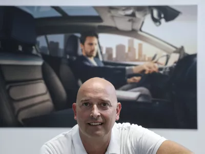 Klemen Pur: Na&scaron;a miselnost je tak&scaron;na, da si stvari radi lastimo, bodisi da gre za nepremičnino ali avto. To nam daje občutek varnosti. Foto: Jaka Gasar