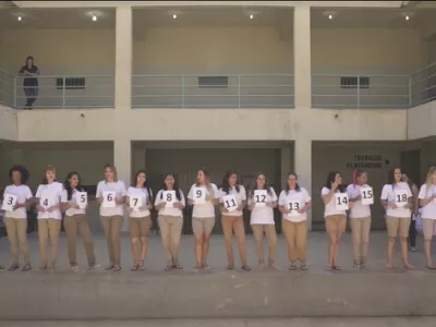 Srđan &Scaron;arenac je posnel film v zaporu v Braziliji. F youtube