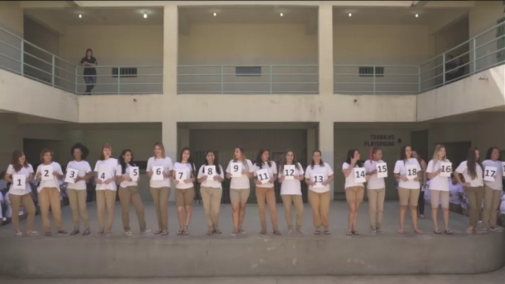 Srđan &Scaron;arenac je posnel film v zaporu v Braziliji. F youtube