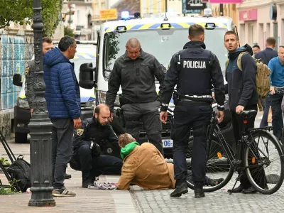 Slovenija, Ljubljana, 16.09.2024, 16. september 2024Po&scaron;kodovan mo&scaron;ki in policija ter re&scaron;evalci po fizičnem napadu sredi Trubarjeve ulice. Dogodek, družba, ulica, kriminalFoto: Žiga Živulović jr./Bobosimbolična fotografija