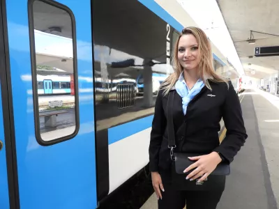 Sprevodnica Laura Novak pravi, da njeno delovno mesto ni nikoli monotono in da je prava potujoča pisarna. / Foto:&nbsp;Katja Petrovec