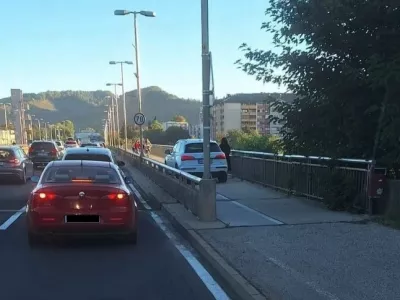 Nevarna vožnja po pločniku čez Koro&scaron;ki most v Mariboru.