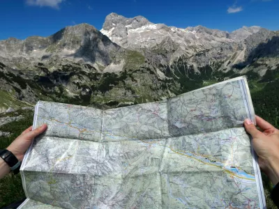 Jesenske barve nas vedno znova navdu&scaron;ujejo in vabijo k doživljanju narave, ki naj bo varno, spo&scaron;tljivo in odgovorno. F Manca Ogrin